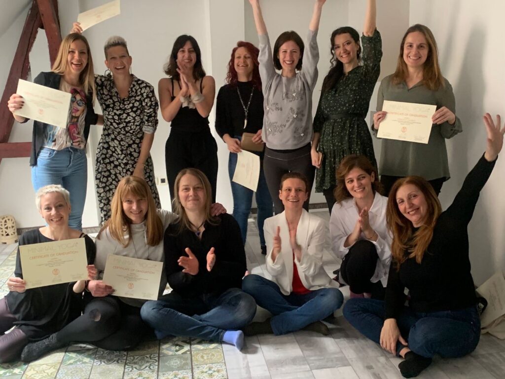 Grupna fotografija polaznica treće generacije škole za instruktore joge - Beograd